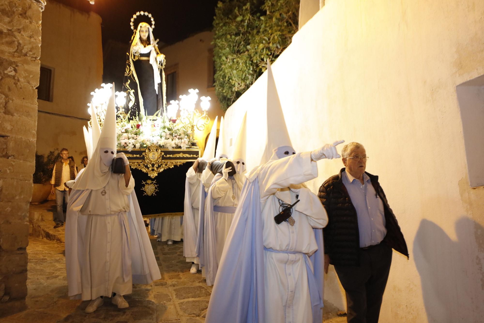 Mira aquí todas las fotos de la procesión del Viernes de Dolores en Ibiza