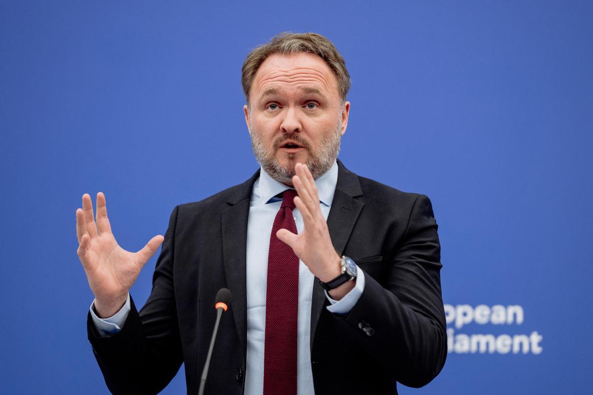Archivo - El comisario europeo de Energía y Vivienda, Dan Jørgensen, interviene durante una rueda de prensa en el Parlamento Europeo