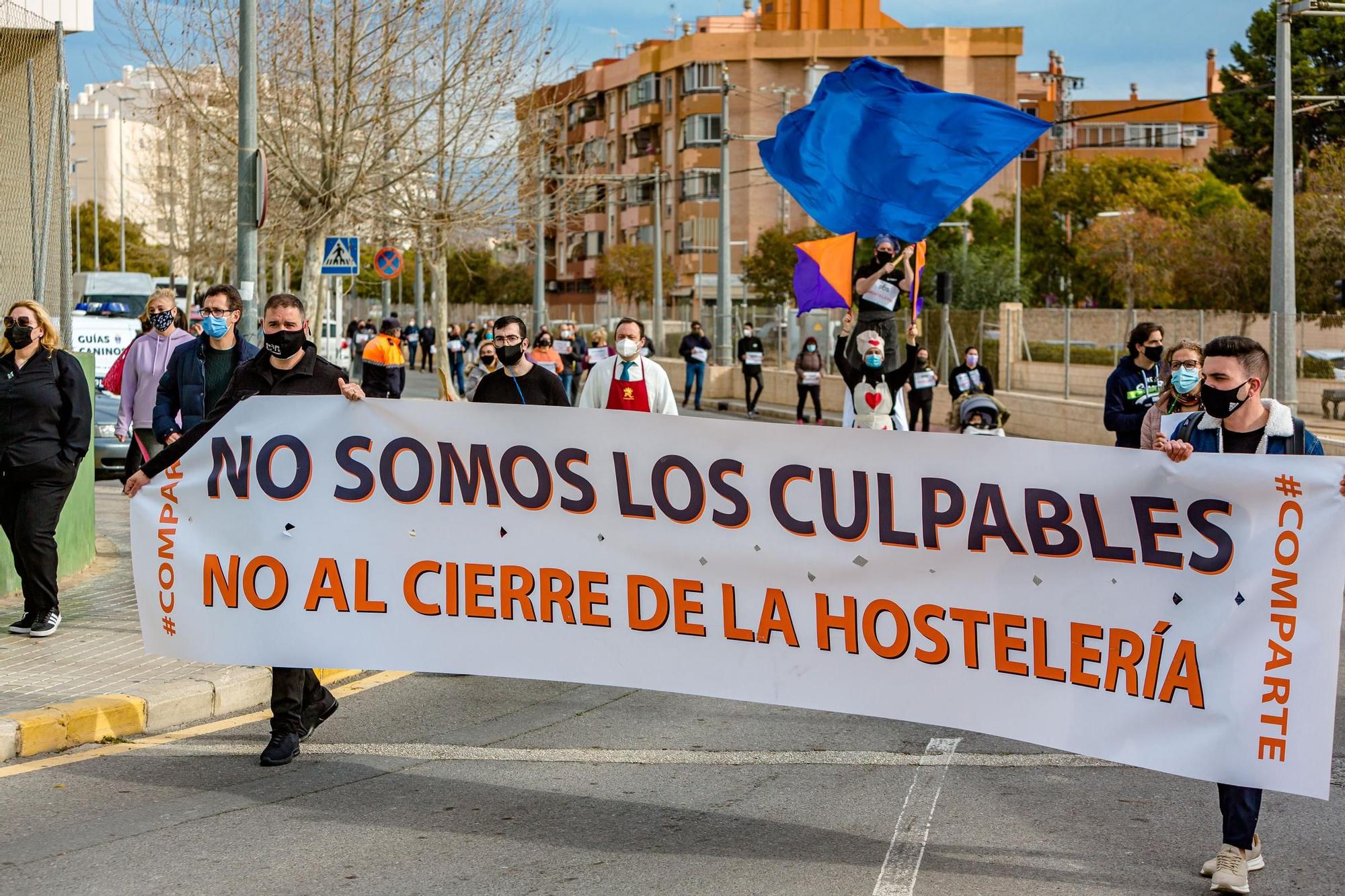 Cerca de 500 personas se manifiestan en La Vila contra el nuevo cierre de la hostelería y la falta de ayudas