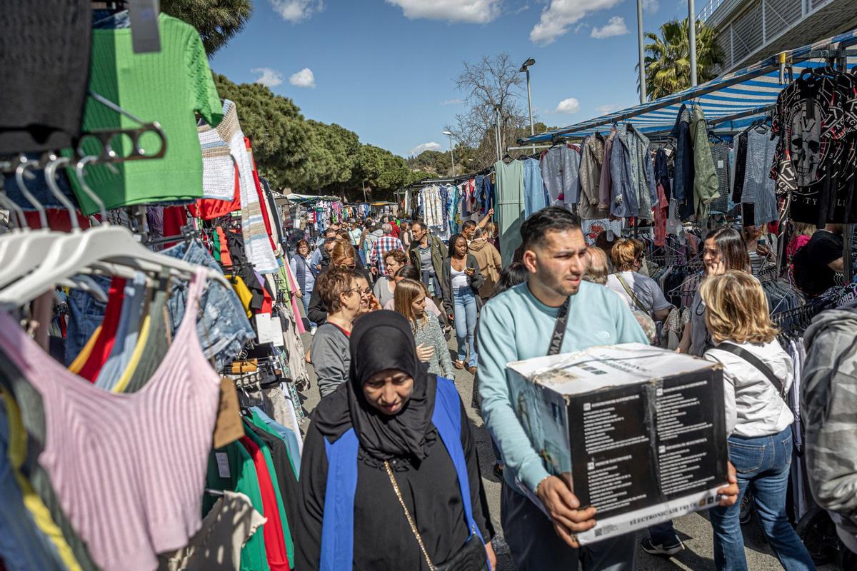 El histórico mercado ambulante inicia un exilio temporal: las obras de reforma del barrio exigen dejar libres las calles del Acer, de la Metal·lúrgia y del Crom, donde los puestos comerciales llevaban más de 50 años asentados. La nueva ubicación es desde el cruce de la calle de los Ferrocarrils Catalans con calle Foc hasta el cruce de la calle de la Mare de Déu de Port con el de calle Motors.