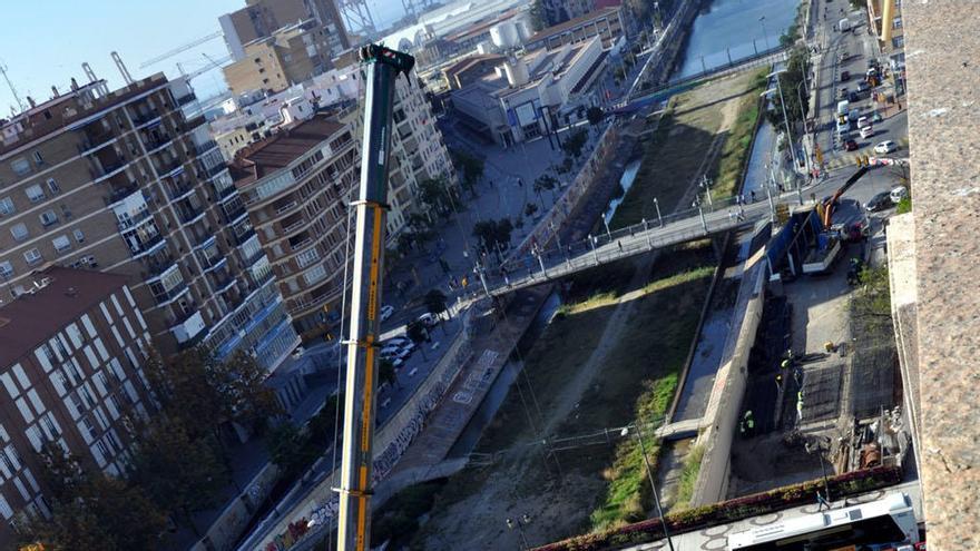 Colocación de las vigas en el puente de Tetuán, este martes.