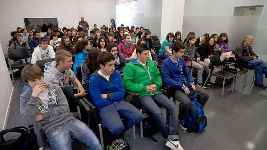 Dos alumnas del IES Isla de la Deva ganan el primer festival de tradición oral