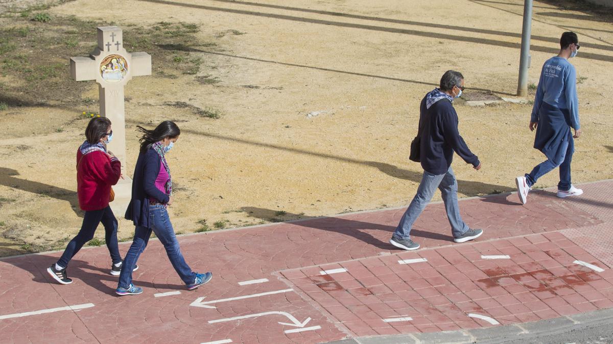 Peregrinos esta mañana de camino a Santa Faz.