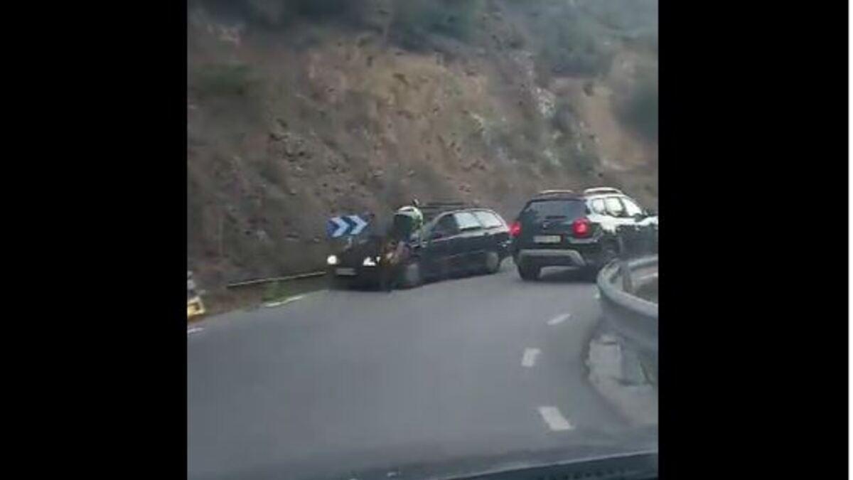 Momento del peligroso accidente frontal contra un coche.