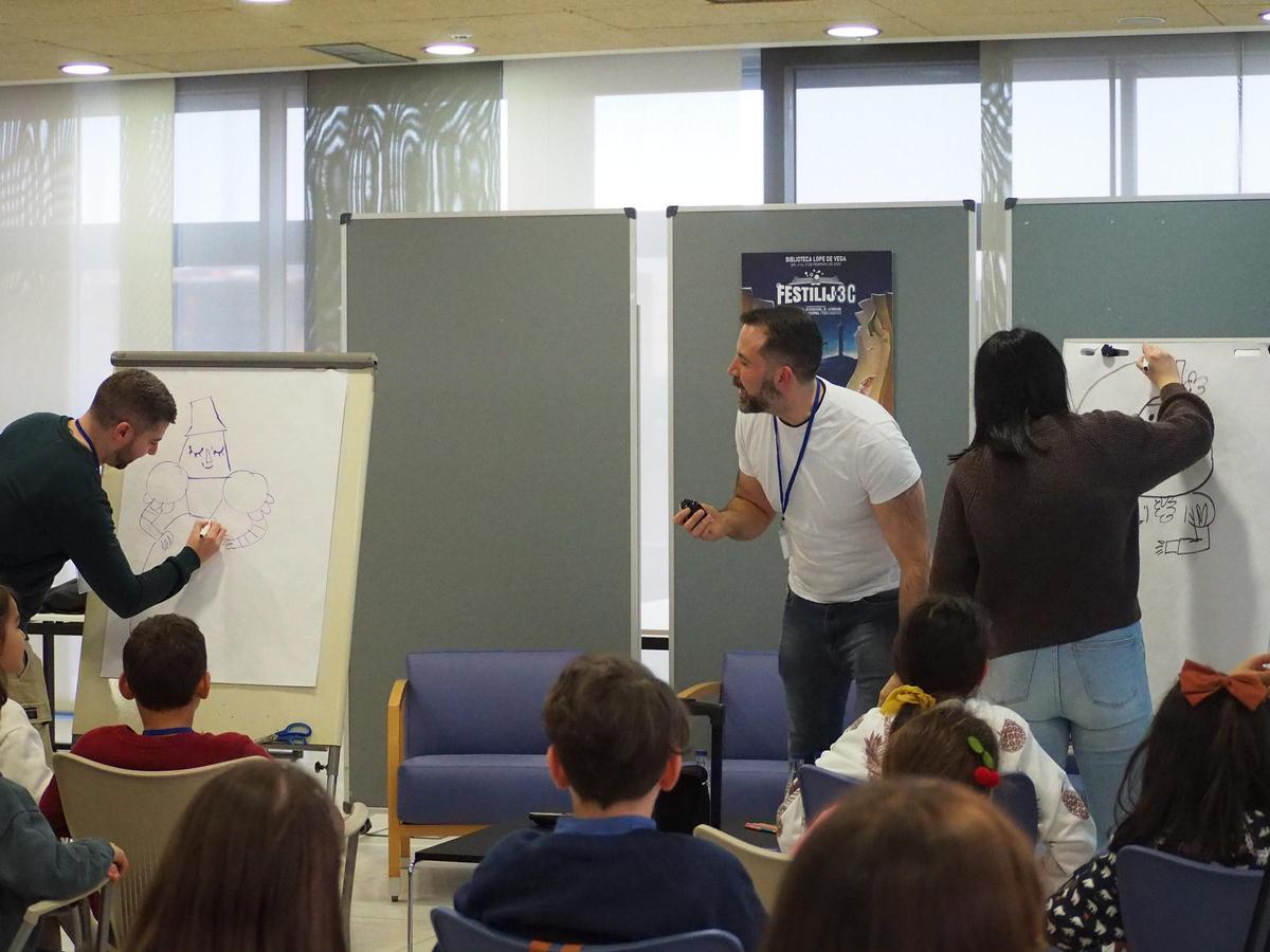 Pedro Mañas, en el centro, en un duelo de ilustradores entre David Sierra y Luján Fernández, una de las actividade del festival de literatura infantil y juvenil FestiLIJ3C de Tres Cantos.