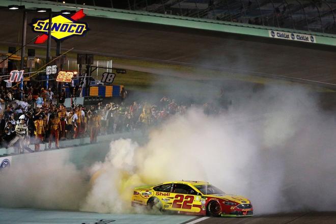 Joey Logano, piloto del coche No. 22 Shell Pennzoil Ford, celebra su triunfo en la Serie de la Copa NASCAR Monster Energy Ford EcoBoost 400 y el Campeonato de la Serie NASCAR Cup de Monster Energy en Homestead-Miami Speedway en Homestead, Florida.