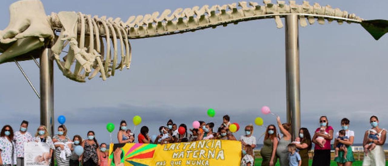 Foto de familia de los participantes de la Semana de Lactancia Materna celebrada en la zona del Saladar de Morro Jable.