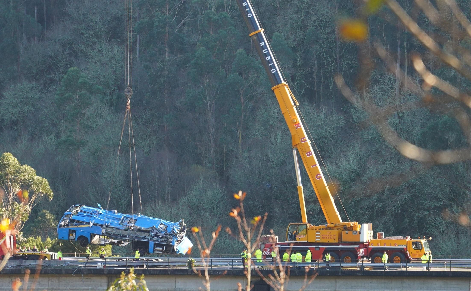 El izado del bus siniestrado en el río Lérez