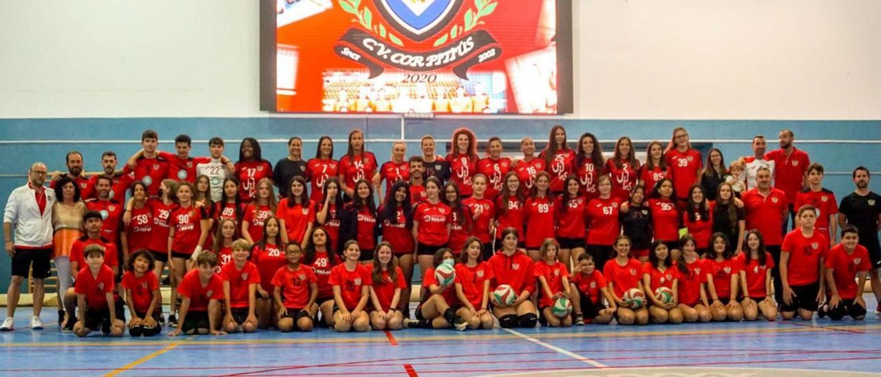 Foto de familia del Club Voleibol Cor Pitiús para conmemorar su 20º aniversario. | COR PITIÚS