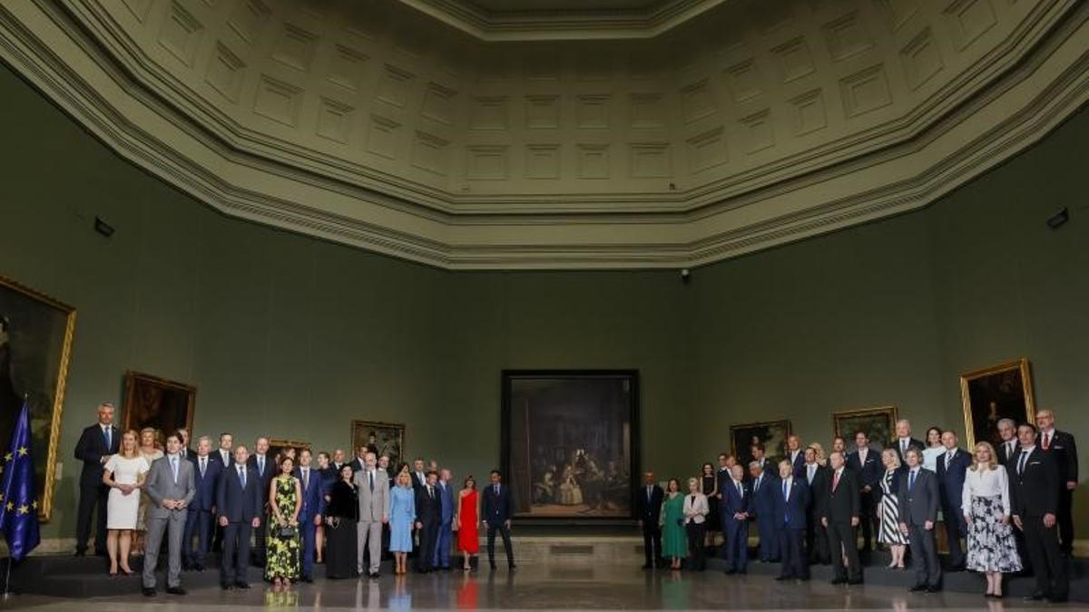 Foto de familia de los jefes de Estado y de Gobierno de la OTAN y de la UE y sus acompañantes, minutos antes de la cena euroatlántica ofrecida por el presidente Pedro Sánchez, este 29 de junio de 2022 en el Museo del Prado de Madrid. Todos posan ante 'Las meninas' de Velázquez.