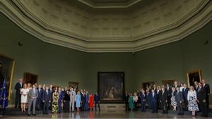 Foto de familia de los jefes de Estado y de Gobierno de la OTAN y de la UE y sus acompañantes, minutos antes de la cena euroatlántica ofrecida por el presidente Pedro Sánchez, este 29 de junio de 2022 en el Museo del Prado de Madrid. Todos posan ante ’Las meninas’ de Velázquez.