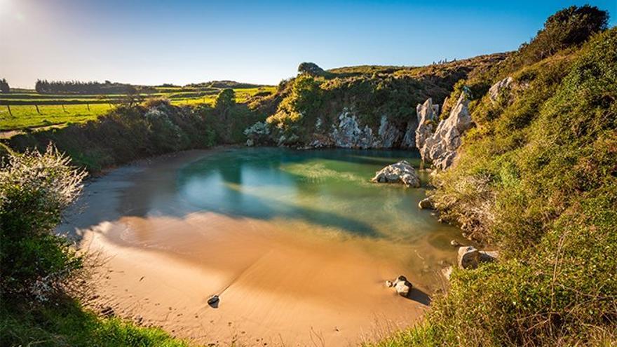 Gulpiyuri, en Asturias, es la playa más pequeña del mundo.