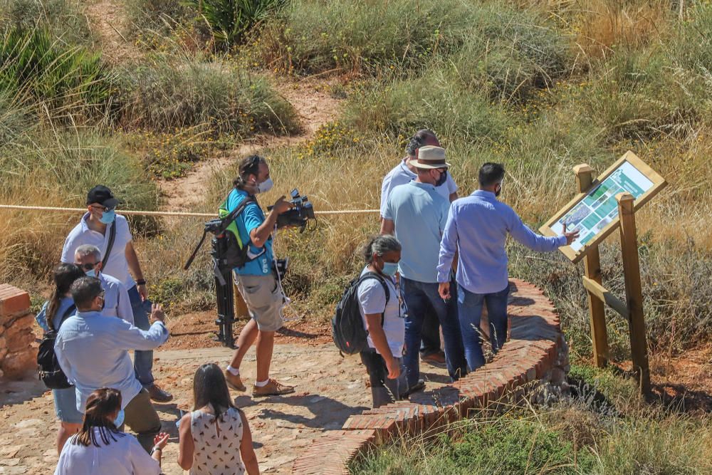 El Ayuntamiento de Orihuela ha invertido 32.000 euros en adecuar un sendero de 1,4 kilómetros en la microrreserva de flora de Punta de La Glea y ha presentado guía con las 56 especies de flora, muchas