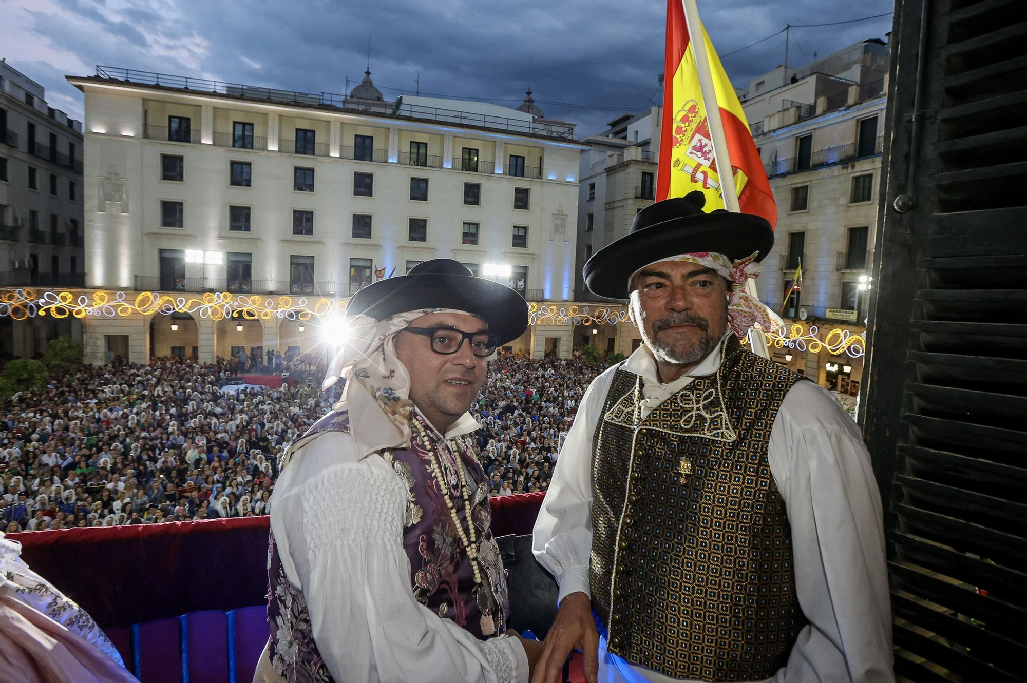 Resumen de los actos de inicio de las Hogueras 2024 ( Mascletà, Pasodoble, Homenaje Foguerers y Barraquers, desfile del Pregón y Pregón oficial )