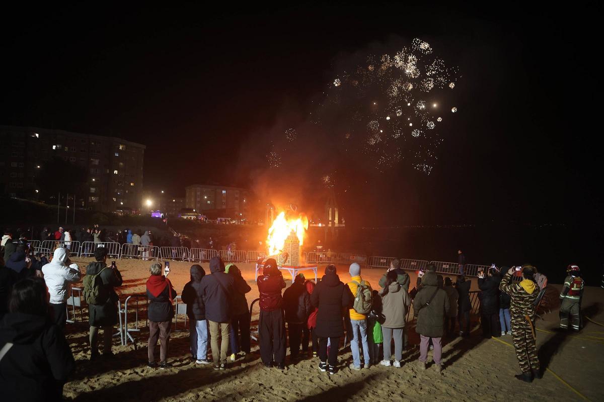 A Coruña llora el fin del Entroido en el entierro de la sardina