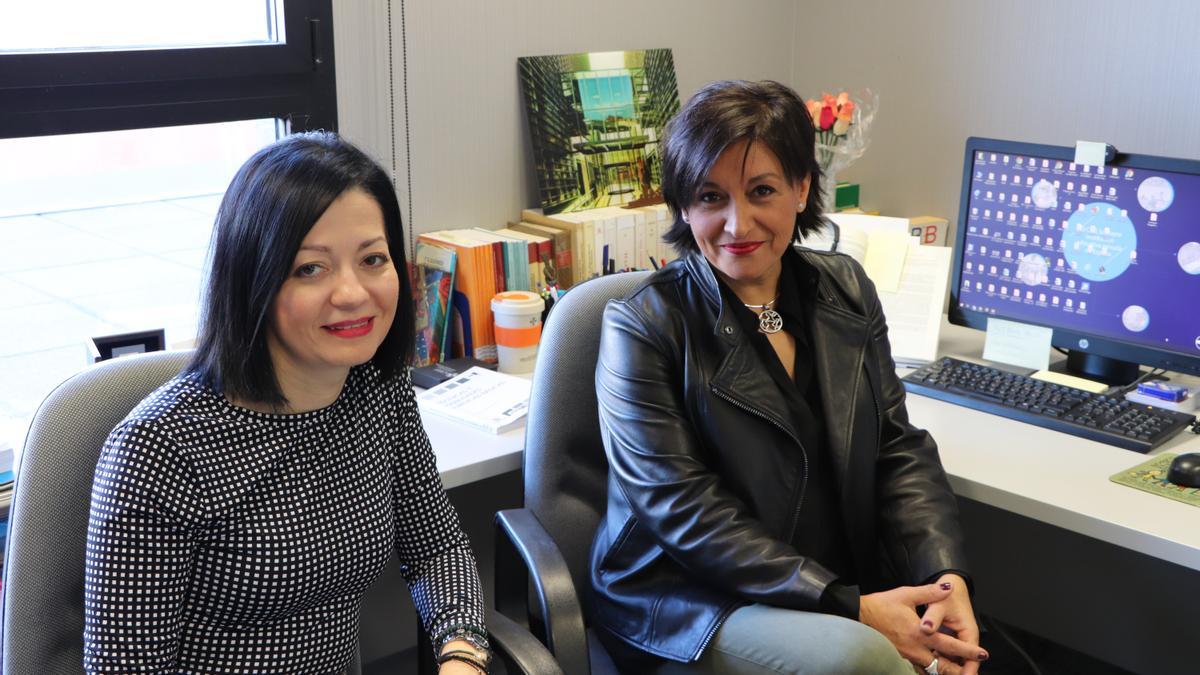 Rosa García, a la izquierda, con la profesora Lola Cano, también especializada en mediación.