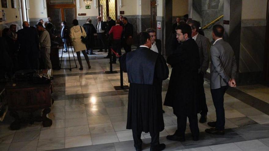 Los procesados, abogados y testigos en el vestíbulo de la Audiencia de Zamora minutos antes de comenzar el juicio que se fijó en en novimebre del año 2022.