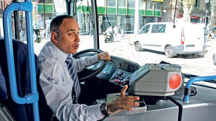 Carrasco, en la plaza de la Reina, haciendo el trayecto de la línea 25.