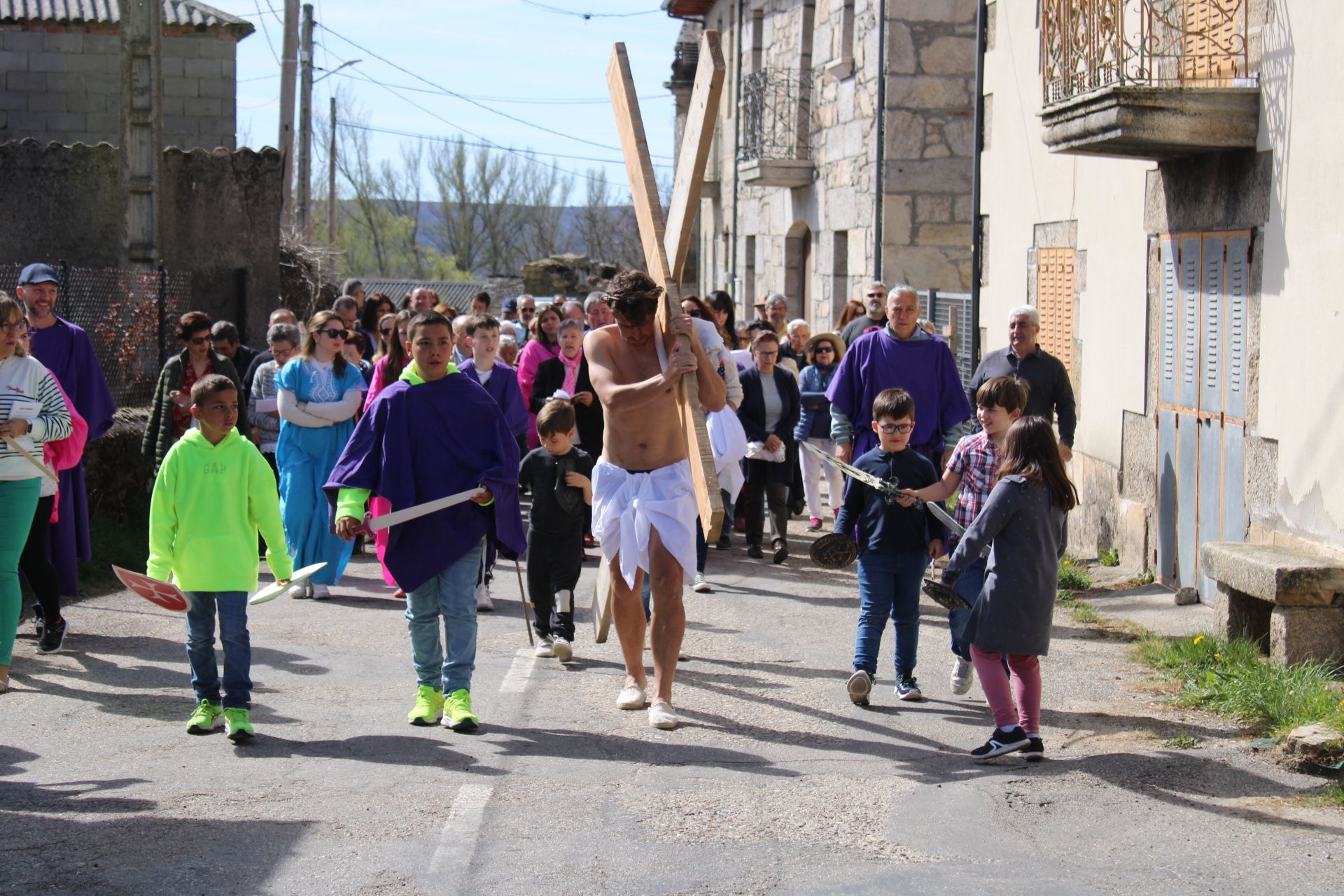 GALERÍA | La sorprendente procesión de Santa Colomba con un Cristo en carne y hueso