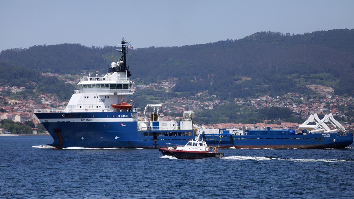 El buque de inspección del pecio del 'Villa de Pitanxo', el ‘Artabro’, a su salida del Puerto de Vigo el 17 de mayo de 2023