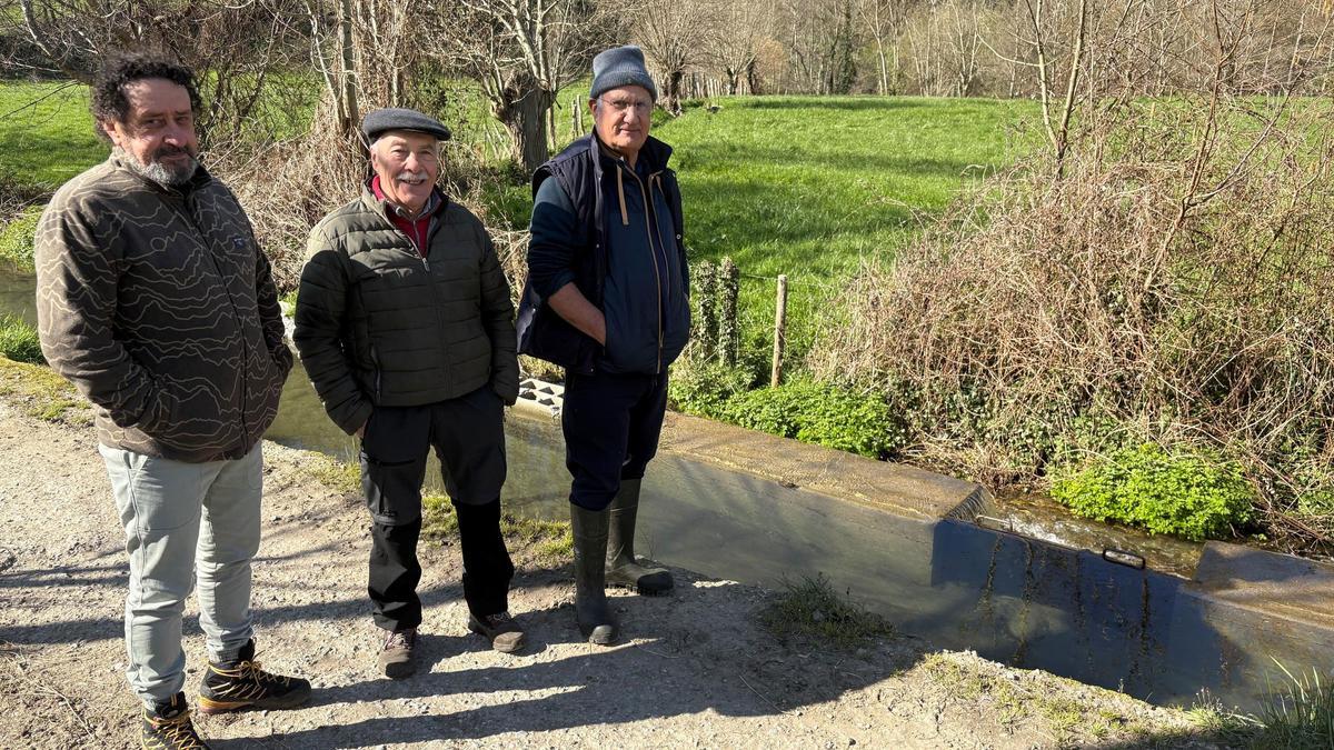 Por la izquierda, Román Herrero, Carlos Menéndez y Loli Fidalgo, en el lugar donde se produjo la rotura de la presa.