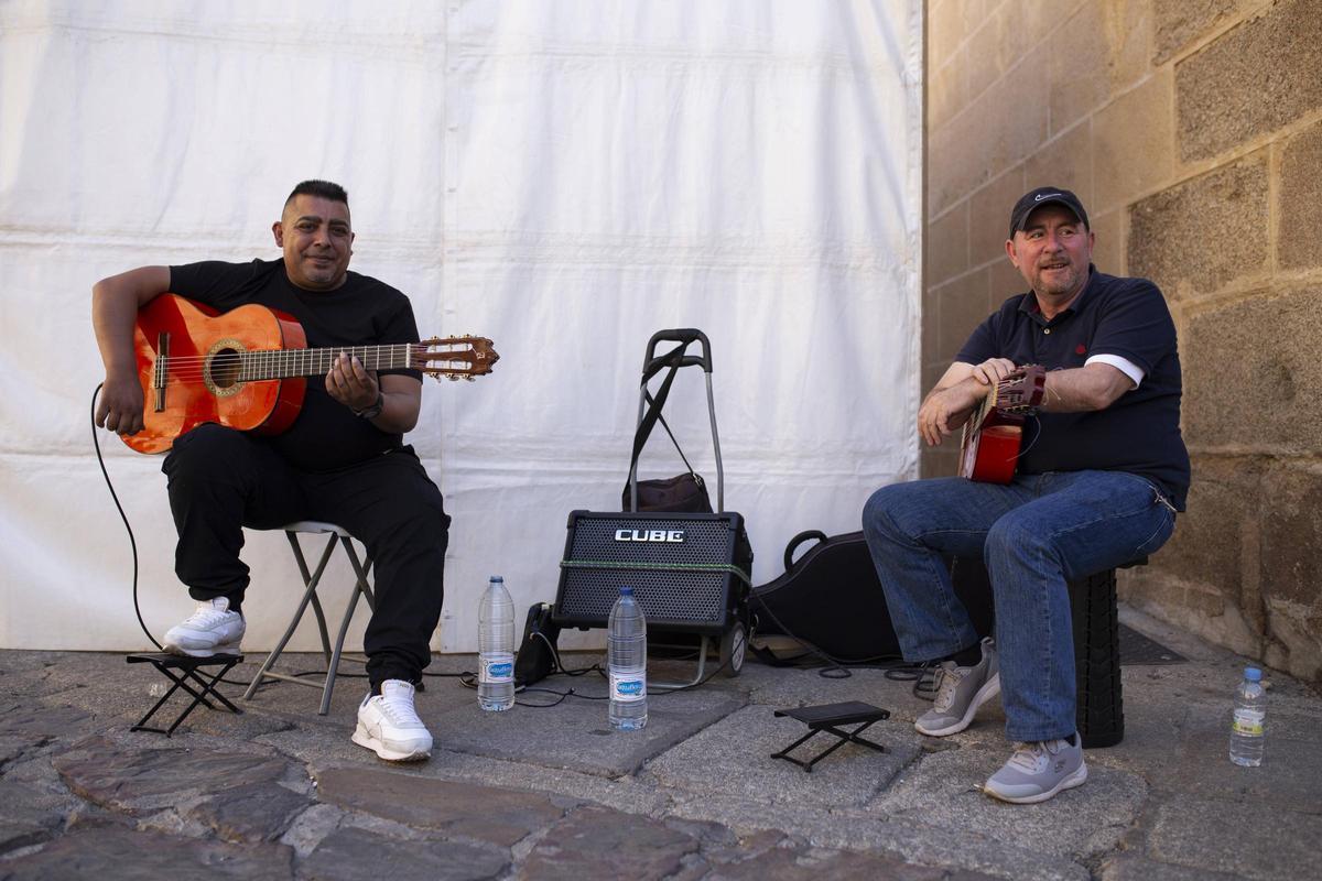 Juan y Horacio, preparándose para tocar una de sus canciones.