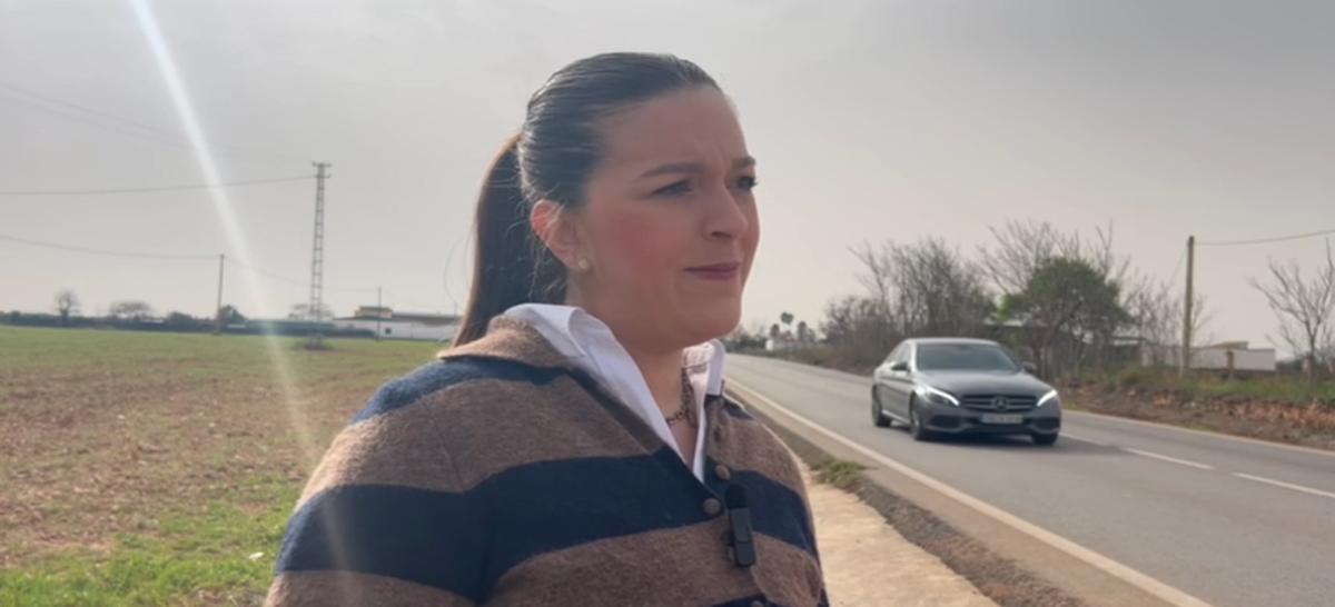 Almudena Bascón, en la carretera de acceso a la aldea pontanesa de La Mina.