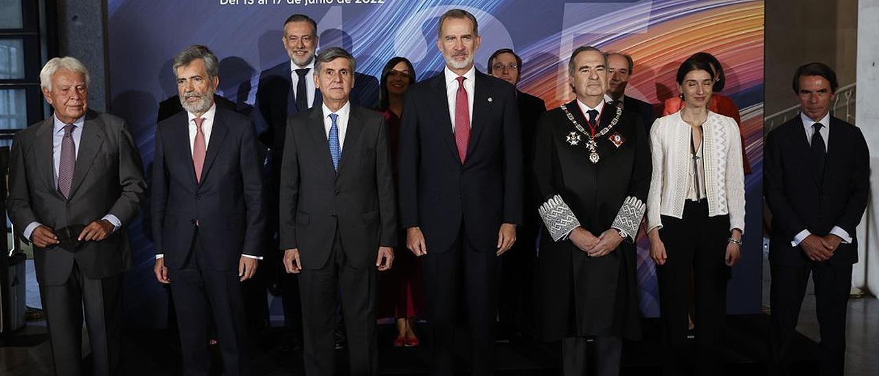 Carlos Lesmes, presidente del Tribunal Supremo, y Pedro González-Trevijano, presidente del Tribunal Constitucional, posan a la derecha del Rey el 13 de junio, en una foto de familia por el 425 aniversario del Colegio de Abogados de Madrid.