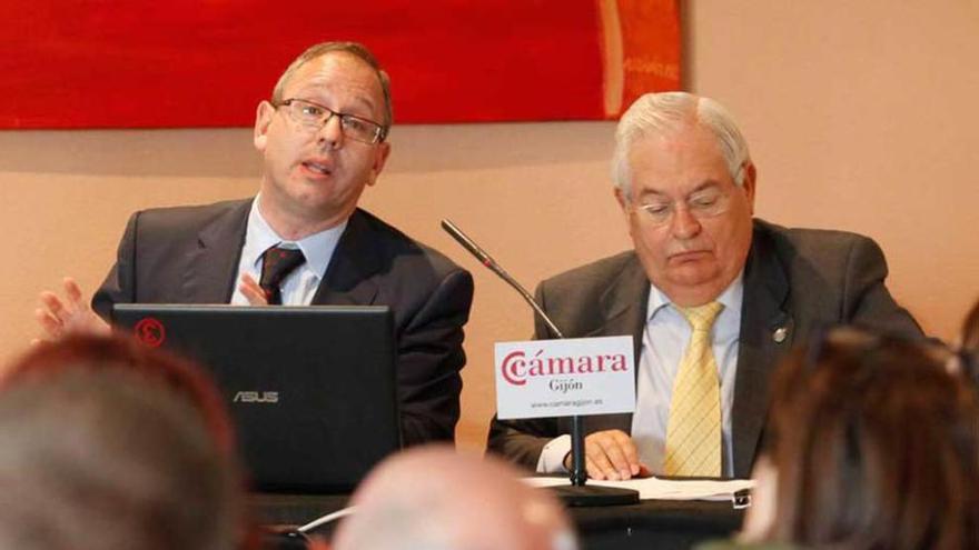 Por la izquierda, Jesús López de Lerma y Viliulfo Díaz, durante la jornada de ayer en el Palacio de Congresos de Gijón.