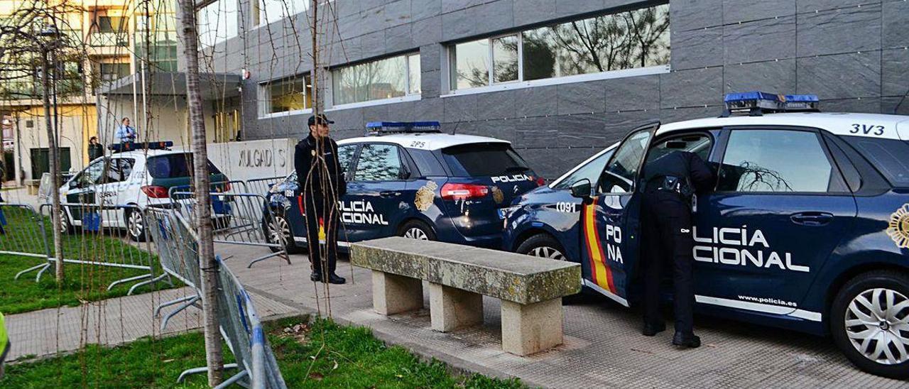 Dotaciones de la Guardia Civil y Policía Nacional delante de los juzgados de Cangas.