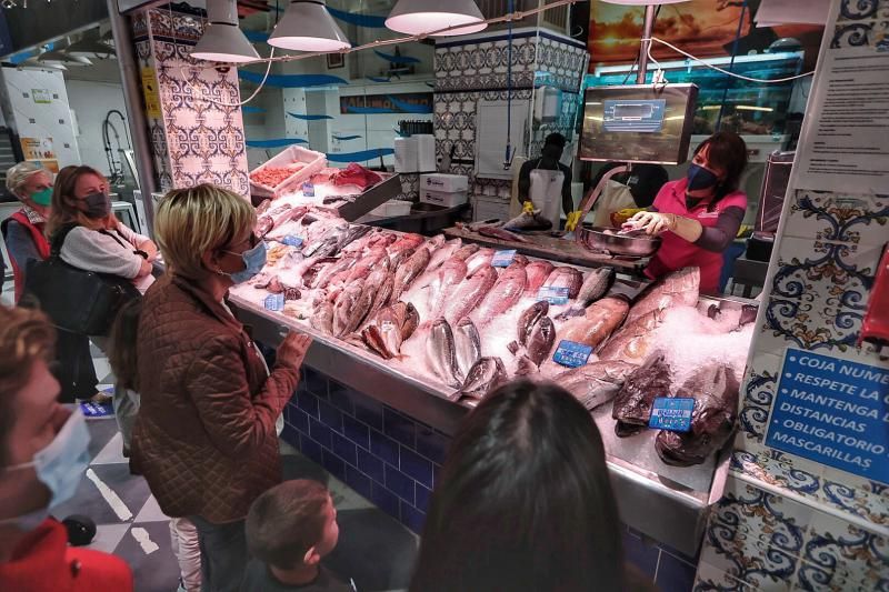 Mercado de Santa Cruz. Compras para la cena de Nochevieja