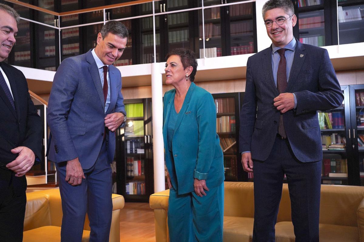 El presidente del Gobierno, Pedro Sánchez, juntos a los portavoz de Bildu en las Cortes, Mertxe Aizpurua y Gorka Elejarrabeta, en la ronda de contacos para la investidura.