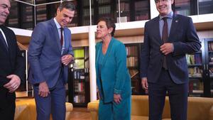El presidente del Gobierno, Pedro Sánchez, juntos a los portavoz de Bildu en las Cortes, Mertxe Aizpurua y Gorka Elejarrabeta, en la ronda de contacos para la investidura. 