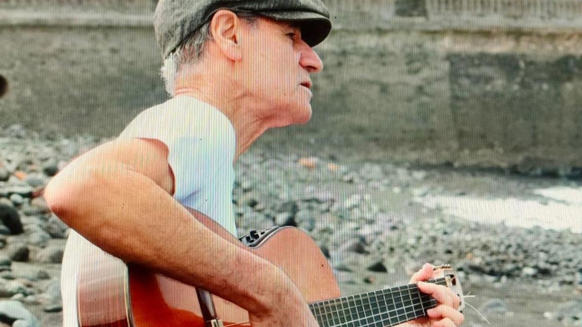 Luis Morera con su guitarra perdida.
