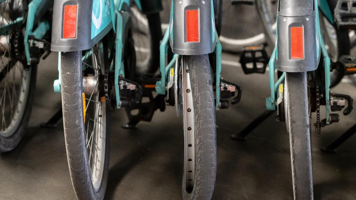 Bicicletas pendientes de reparación en los talleres de Serveo, en Zaragoza.