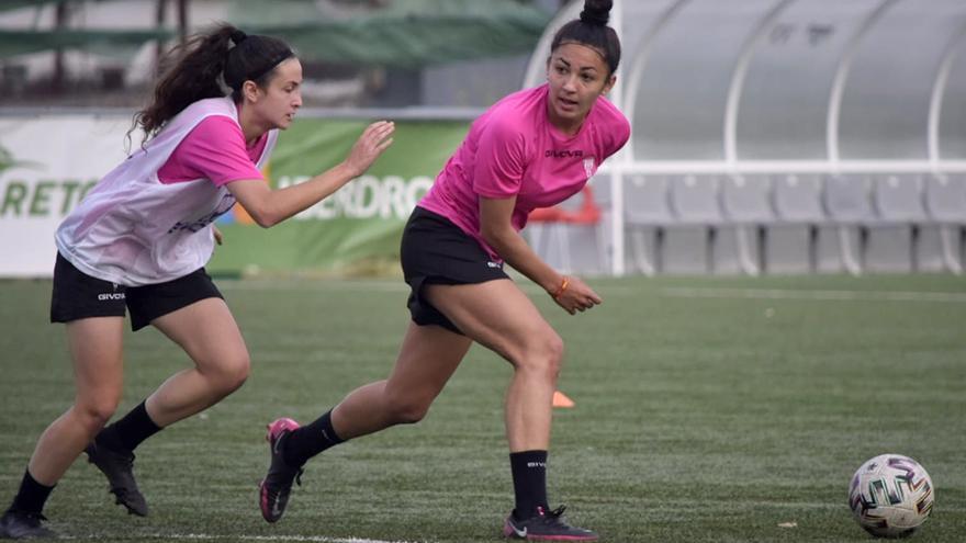 Lucía Moral &#039;Wifi&#039;, jugadora del Córdoba CF femenino, con camiseta rosa durante el entrenamiento de hoy en la Ciudad Deportiva.