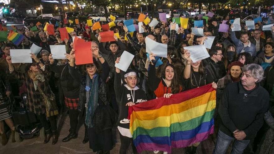 Asistentes a la concentración contra la retirada de los bancos.