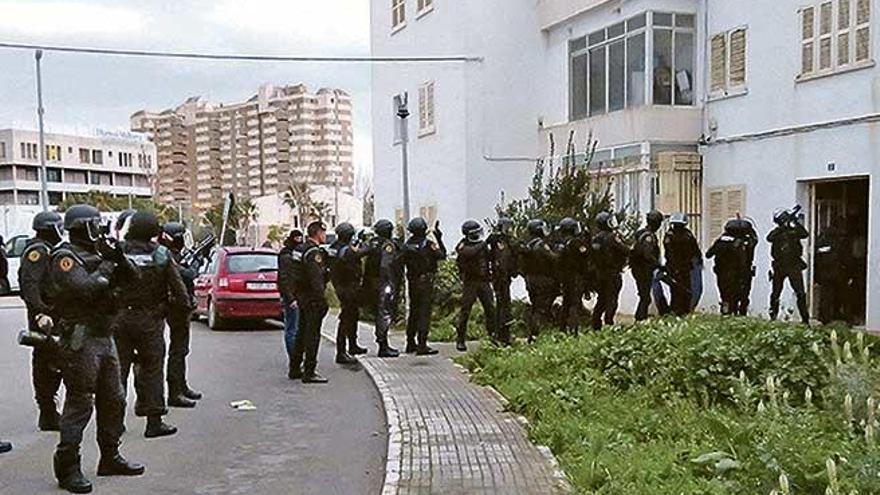 Agentes de la Guardia Civil se disponen el miércoles a irrumpir en un inmueble en Palma.