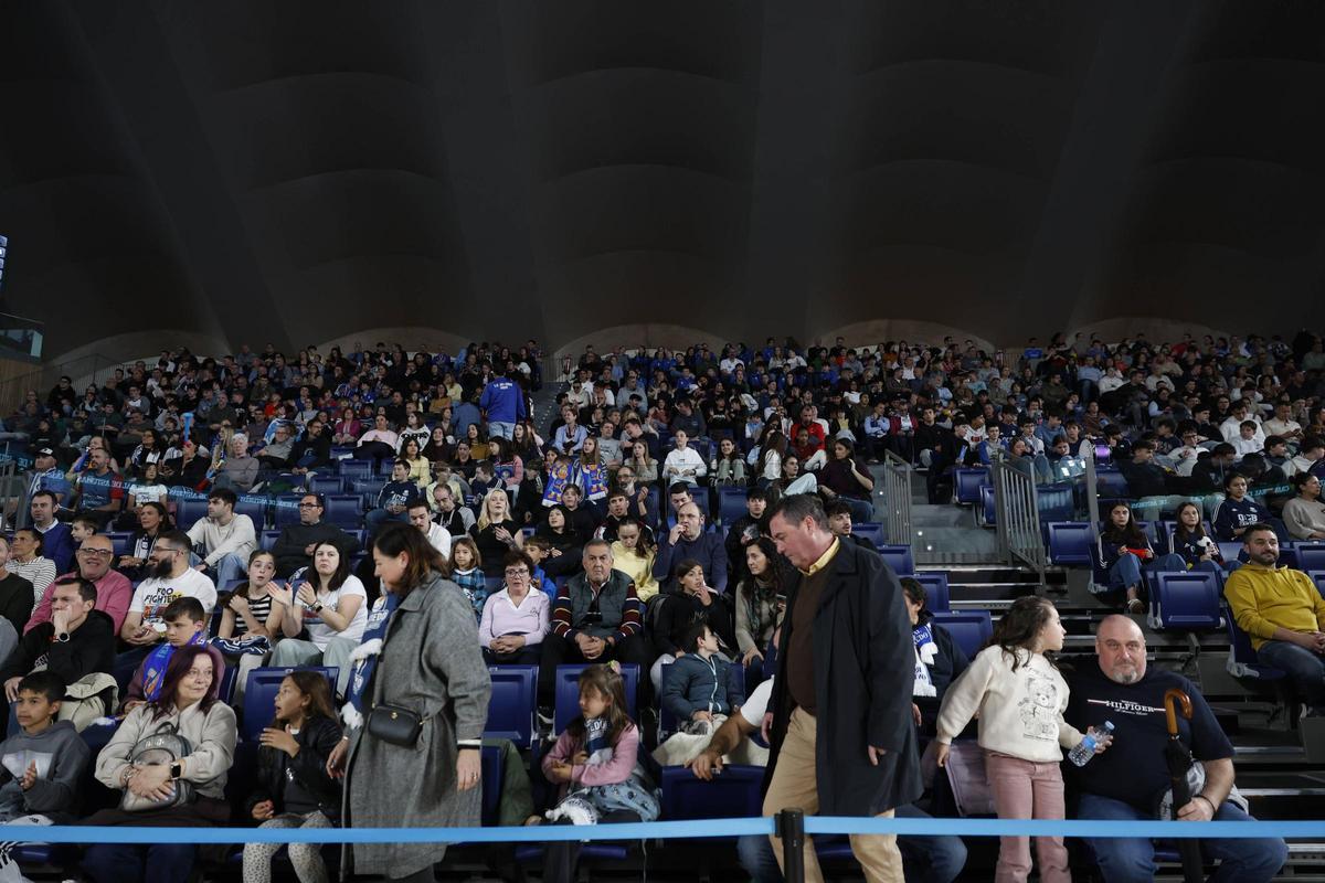 EN IMÁGENES: casi 5.000 personas asisten en el Palacio de los Deportes al fin de la racha de siete victorias del Alimerka Oveido en un partido