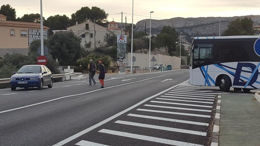 Los usuarios del tren se juegan la vida al cruzar la N-332 para ir a la estación