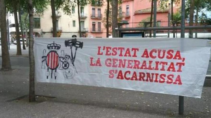 Una pancarta de suport als acusats situada avui davant dels Jutjats de Girona