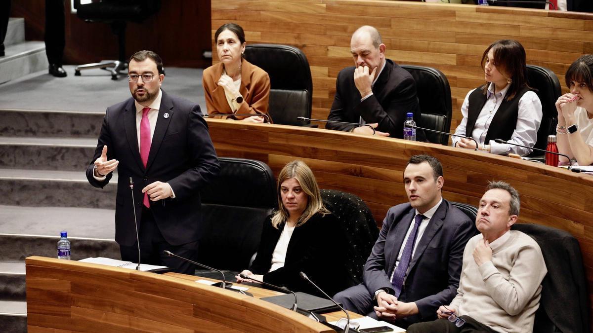 La derecha dice tras la dimisión de Díaz que "esto es el caso Adrián Barbón" y este se defiende: "Rebasan límites insospechados"