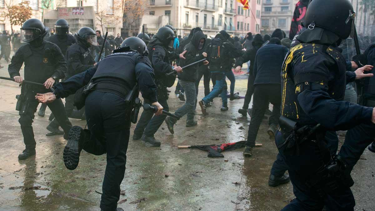 Imágenes de las cargas en Girona, grabadas por los Mossos.