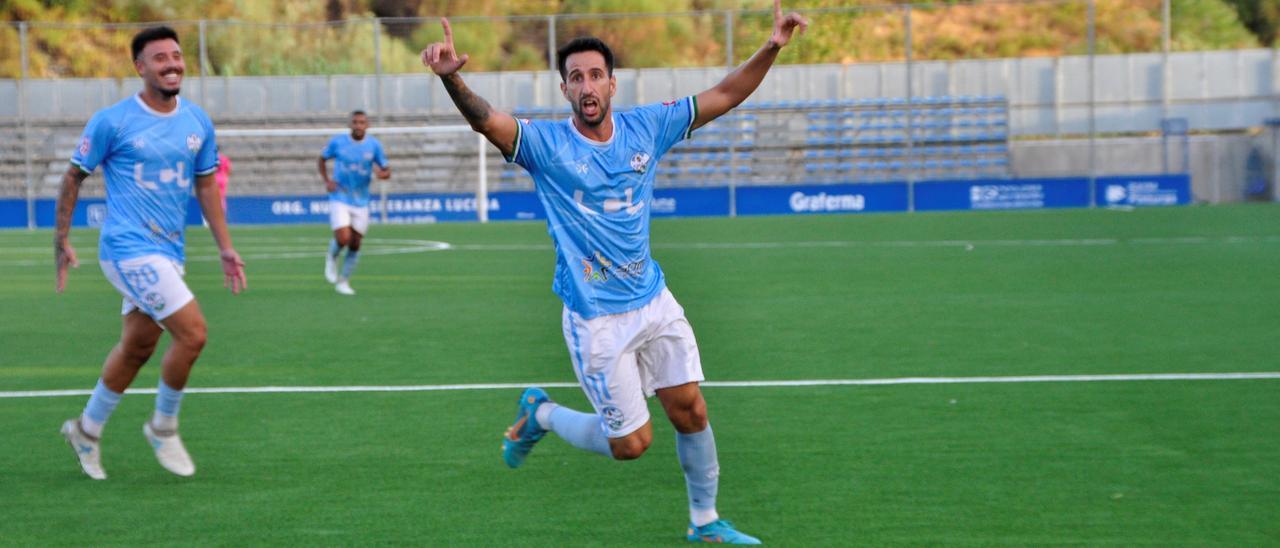 Ranchero celebra su gol con el Ciudad de Lucena ante el Conil.