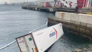 Un camión cae al mar en el Puerto de Las Palmas