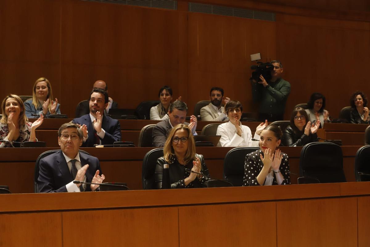 Arturo Aliaga, Mayte Pérez y Maru Díaz aplauden en el pleno de este jueves.