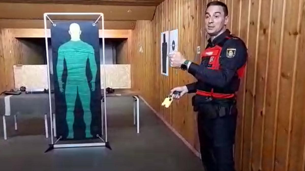 Un experto en armamento de la Policía Nacional de A Coruña explica el funcionamiento de la pistola taser.