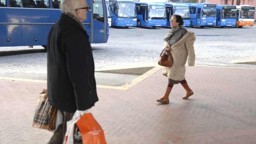 Usuarios del transporte metropolitano, en la estación de buses de A Coruña.