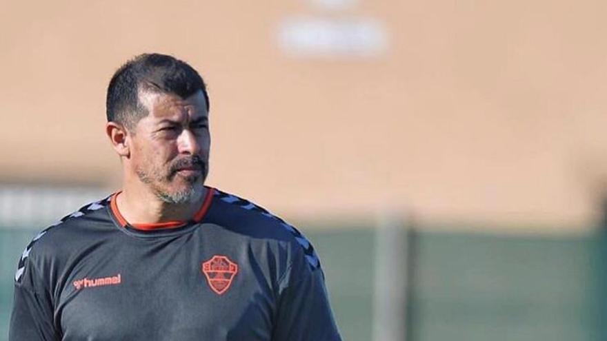 Jorge Almirón observa un entrenamiento en Pinatar Arena.