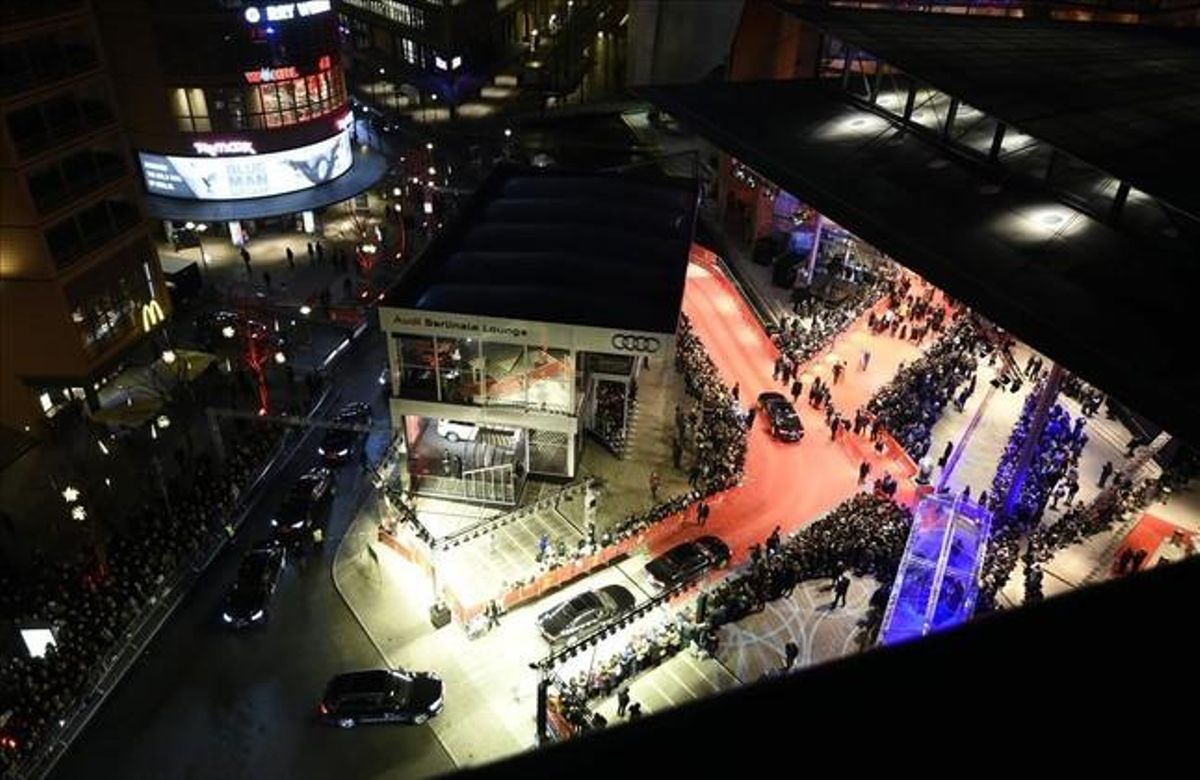 Vista general de l’arribada dels convidats a la cerimònia inaugural de la 66a Berlinale.